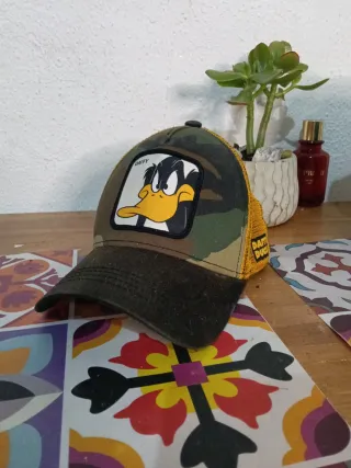 Gorras y viseras marrones y verdes
