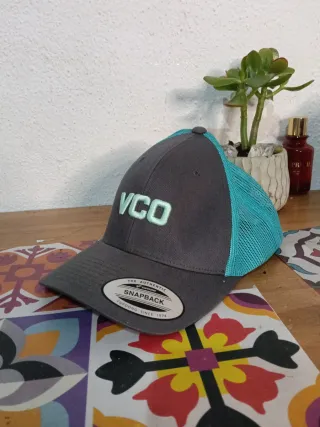 Gorras y viseras marrones y verdes