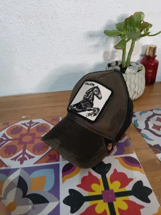 Gorras y viseras marrones y verdes