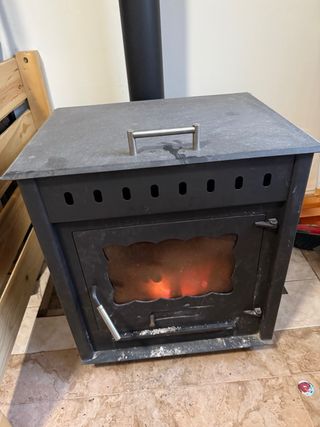 Estufa de leña metal y piedra