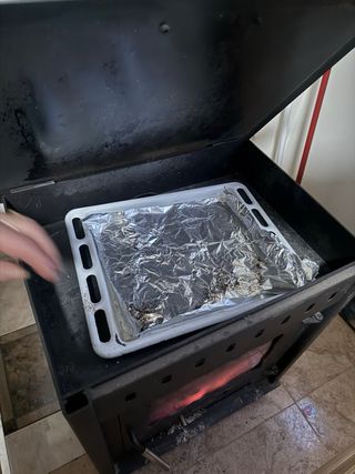 Estufa de leña metal y piedra