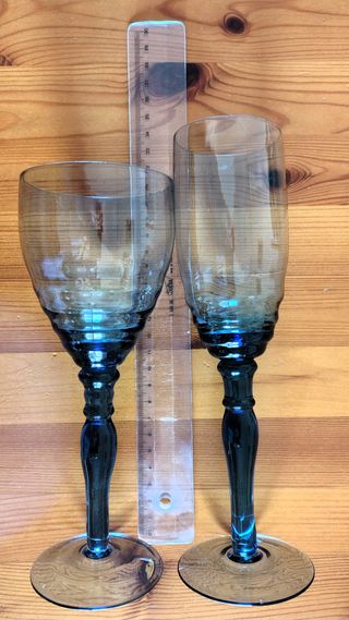 Copas de cristal azul para vino (14) y cava (6)