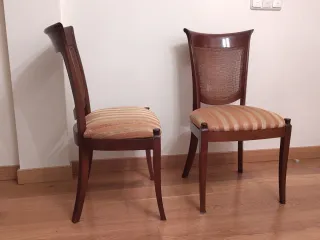 Pareja de sillas de madera maciza y mimbre