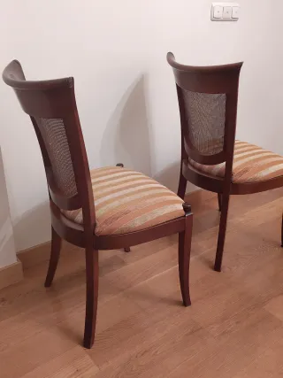 Pareja de sillas de madera maciza y mimbre