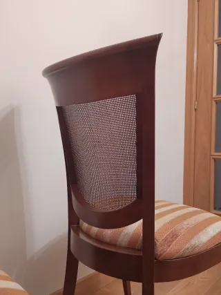 Pareja de sillas de madera maciza y mimbre