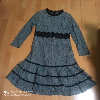 Vestido de fiesta de blonda.