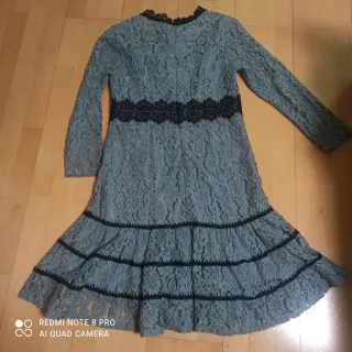 Vestido de fiesta de blonda.