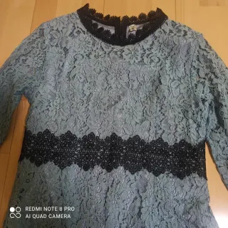 Vestido de fiesta de blonda.