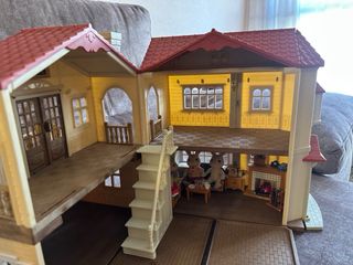 Casa Sylvanian Families con muñecos