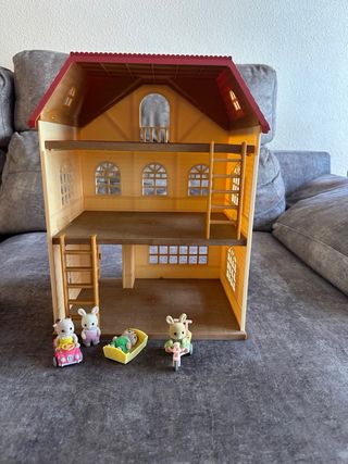 Casa Sylvanian Families con muñecos