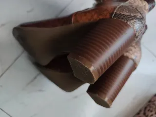 Botines efecto piel serpiente