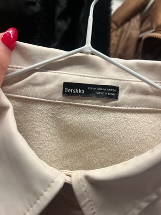 Bershka ChaquetaCrop Cuero Sintético Beige Talla M