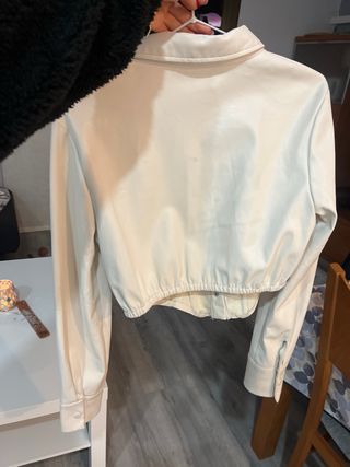 Bershka ChaquetaCrop Cuero Sintético Beige Talla M