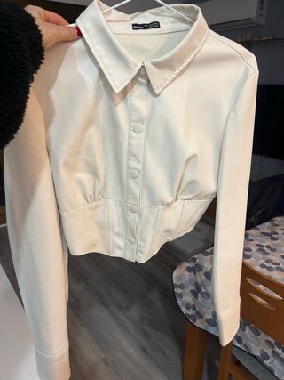 Bershka ChaquetaCrop Cuero Sintético Beige Talla M