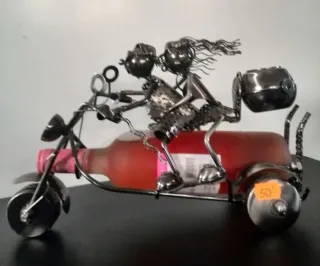 Botellero de metal con figura de moto