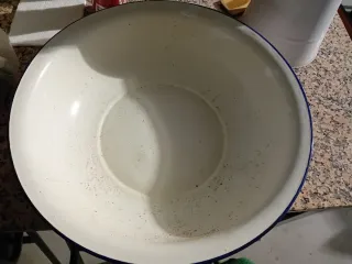 Palangana o jofaina antigua de metal esmaltado