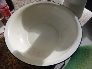 Palangana o jofaina antigua de metal esmaltado