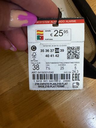 Zapatillas elegantes negras con detalle metalizado