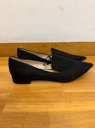 Zapatillas elegantes negras con detalle metalizado