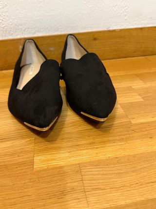 Zapatillas elegantes negras con detalle metalizado