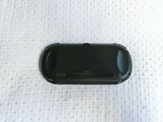 PS Vita 1000 (fat) con accesorios.