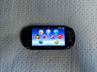 PS Vita 1000 (fat) con accesorios.