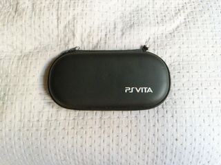 PS Vita 1000 (fat) con accesorios.