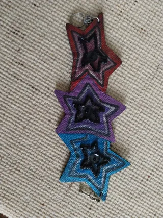 Braccialetto a stella in pelle dipinta a mano.