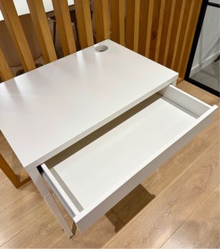 Escritorio blanco con cajón