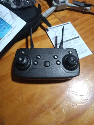 Dron plegable gris y negro