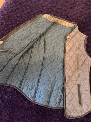 Chaleco acolchado beige y gris
