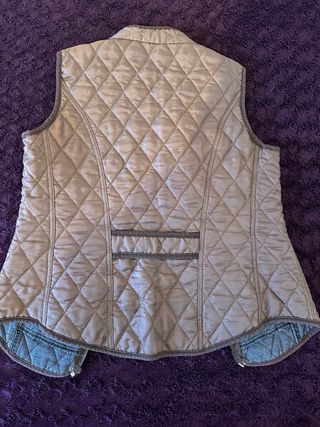 Chaleco acolchado beige y gris