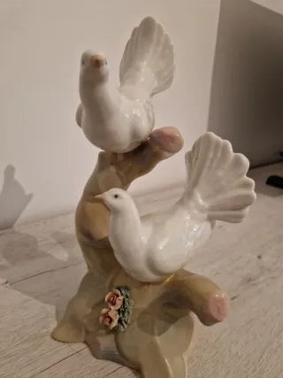 Figura de porcelana de dos palomas. Porceval