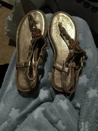 Sandalias doradas mujer con pedrería