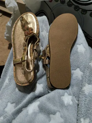 Sandalias doradas mujer con pedrería