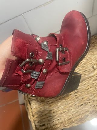 Botín piel rojo hebillas T.37