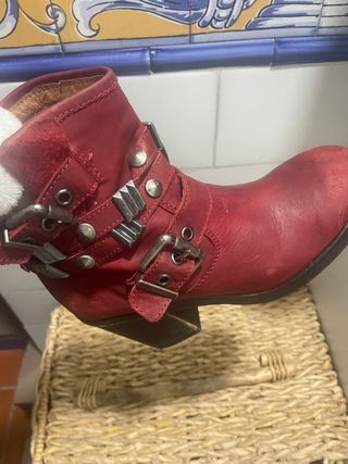 Botín piel rojo hebillas T.37