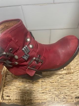 Botín piel rojo hebillas T.37