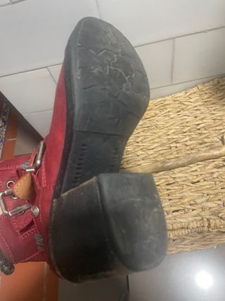Botín piel rojo hebillas T.37