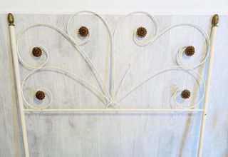 Cabecero forja color crema.