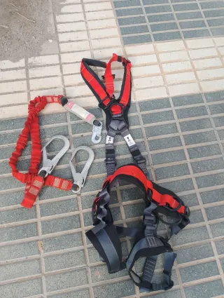 Arnés anticaídas y elemento de amarre