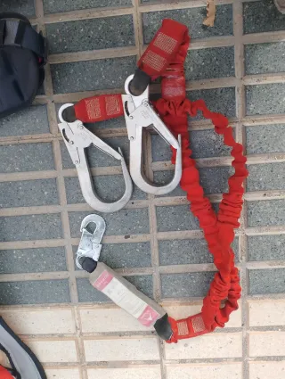 Arnés anticaídas y elemento de amarre