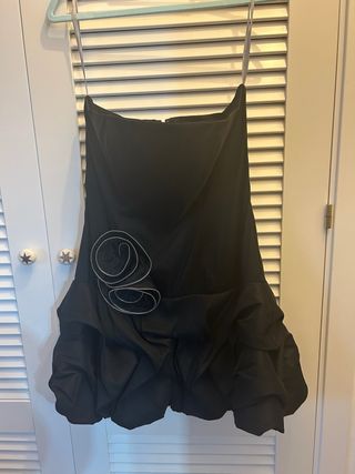 Vestido negro palabra de honor con volantes