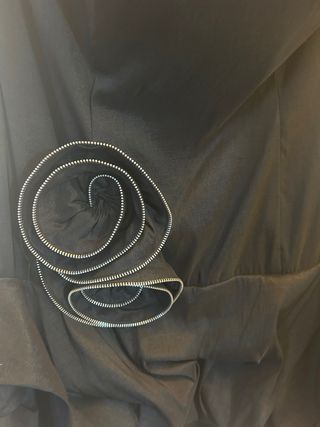 Vestido negro palabra de honor con volantes