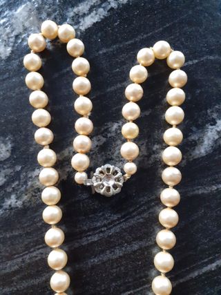 Collar de perlas y cierre plateado