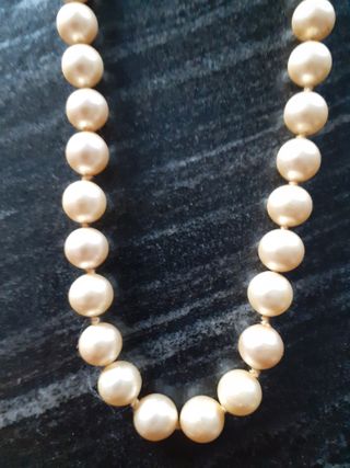 Collar de perlas y cierre plateado