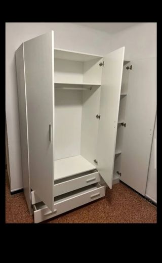 Armario blanco de madera