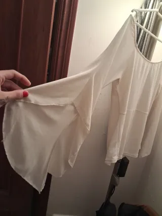 Blusa blanca mangas acampanadas