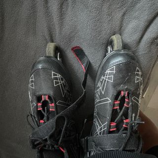 Patines en línea negros y rojo