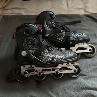 Patines en línea negros y rojo